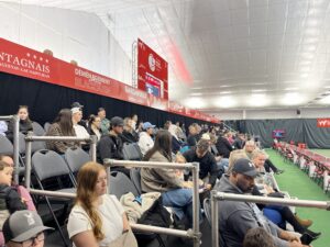 Vue sur une foule de quelques centaines d'amateurs de tennis.