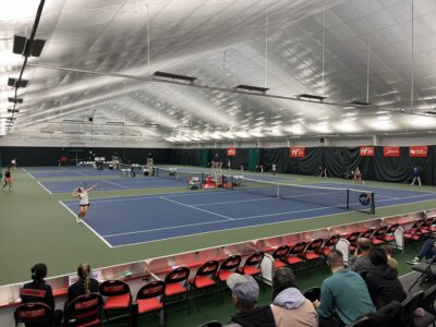 Vue d'ensemble du centre de tennis de Saguenay. Les 4 courts sont visibles.