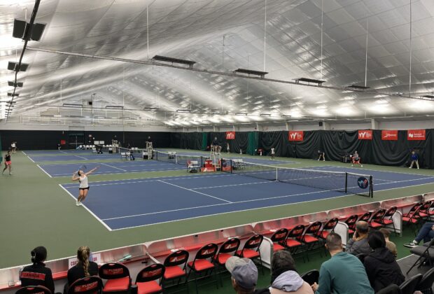 Vue d'ensemble du centre de tennis de Saguenay. Les 4 courts sont visibles.