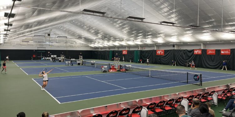 Vue d'ensemble du centre de tennis de Saguenay. Les 4 courts sont visibles.
