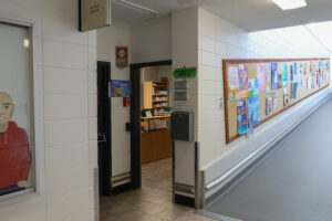 L'entrée des Services adaptés du Cégep de Jonquière. Une flèche verte indique la porte et le numéro du local.
